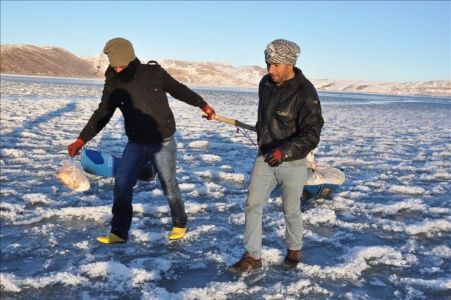Buz Tutan Gölde Balık Tutmak